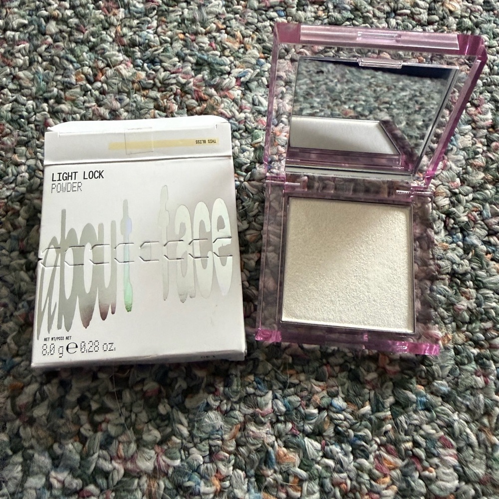 About-Face Light Lock Powder - Silver - Picture 6 of 6